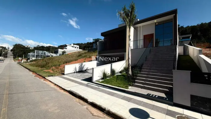 CASA 3 DORMITÓRIOS SENDO (1 SUÍTE).