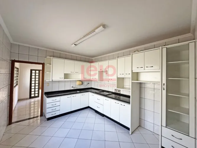 CASA ESPAÇOSA COM EDÍCULA - PRONTA PARA MORAR