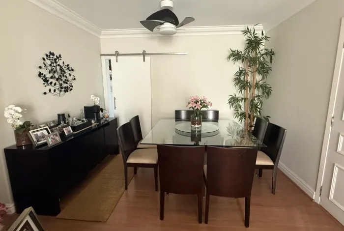 Mesa de jantar com 8 cadeiras e buffet