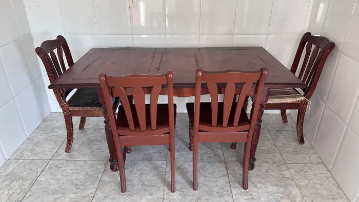Mesa de Jantar em Madeira Maciça + 4 Cadeiras (Extensível)