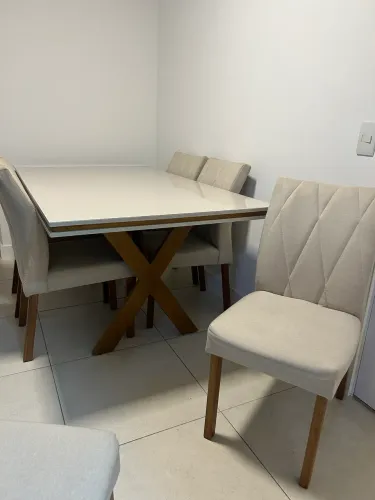 Conjunto de mesa e 6 cadeiras