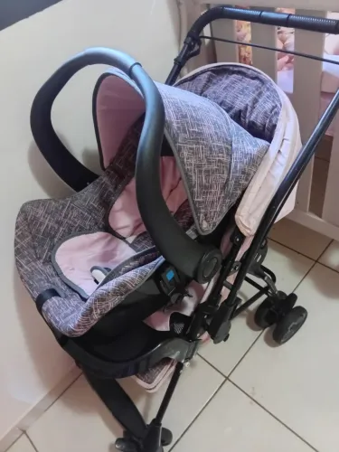 Carinho de bebê com bebê conforto