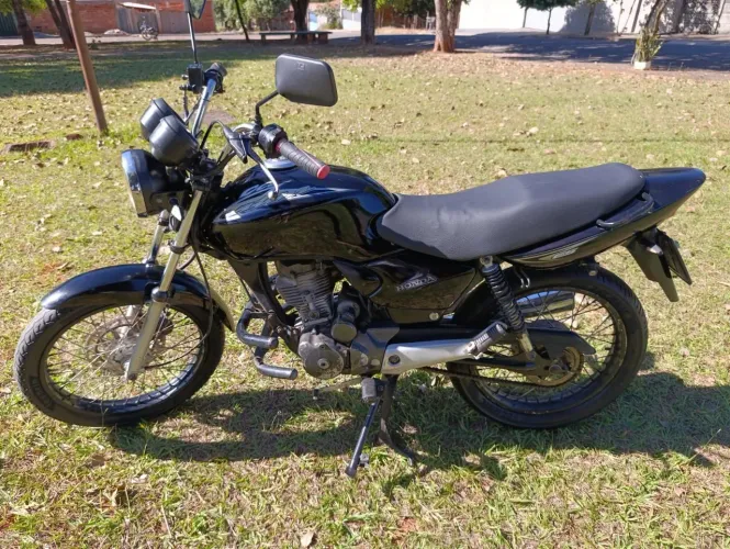 Vende se Titan ES 125 em dias