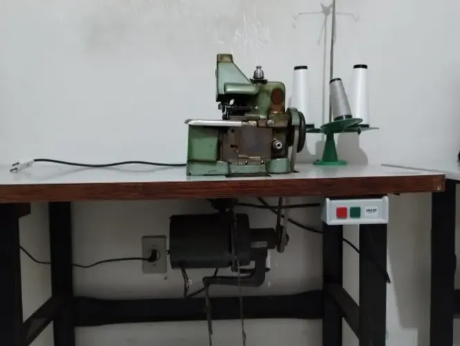 Máquina overloque de costura