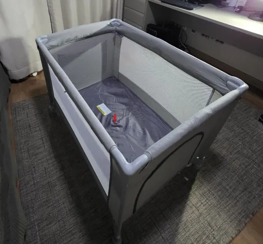 Berço portátil maxi baby + colchão + mosquiteiro + 2 jogos de lençol