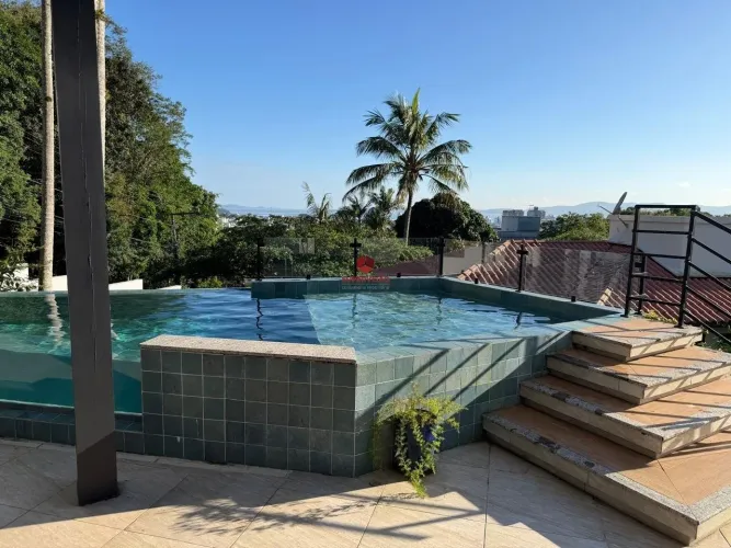 Casa com 5 quartos, mobiliada, à venda no Bosque dos Manções - São José/ SC.