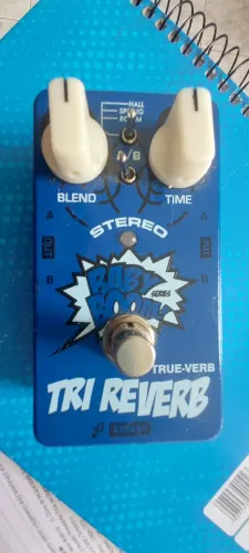 Pedal reverb tri verb baby boom.