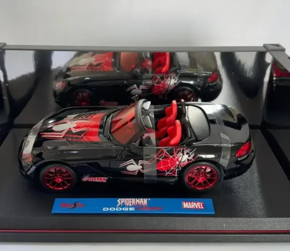Miniatura 1.18 dodge viper edição limitada spiderman raríssima nova