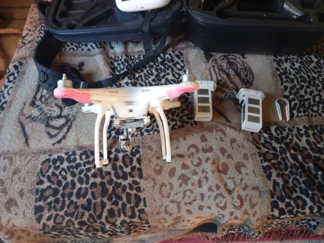 Drone Phanton 3, somente com defeito na camera vai com 2 baterias usadas boas 14 mnts cada