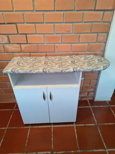 Armário com tábua de passar roupa embutida