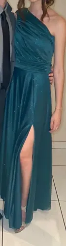 Vestido madrinha verde esmeralda ombro único