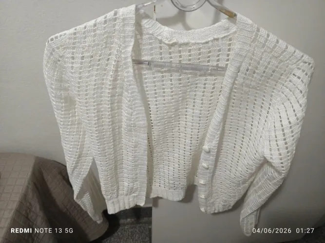 Casaco feito a mão de crochê veste tamanho P e M 