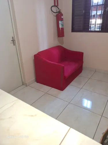 Vende se uma namoradeira e duas poltronas vermelho.