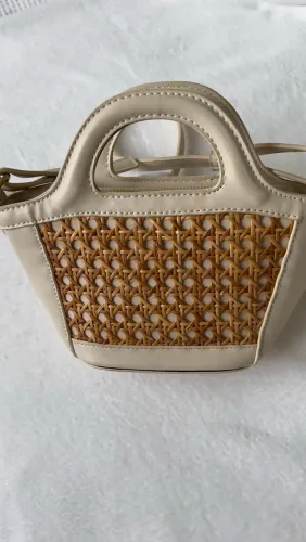 Bolsa transversal bege com detalhe trançado