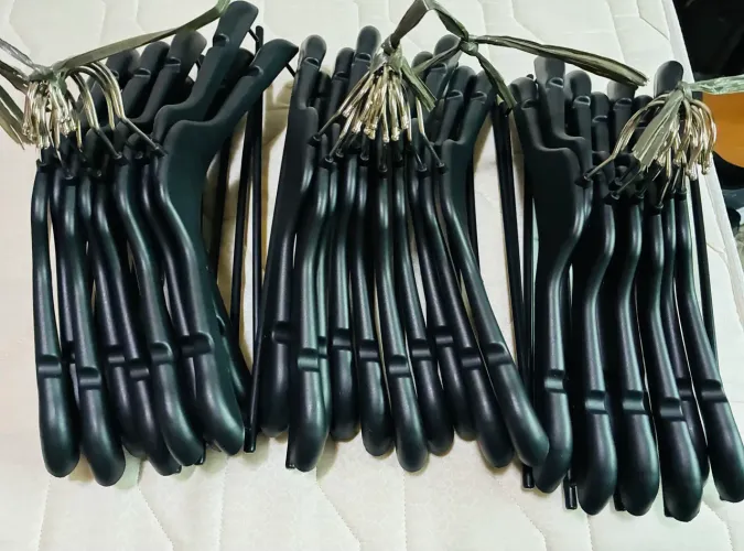 Kit 28 Cabides Camisa Blusinha Calça Plástico Gancho Metálico 28 unidades