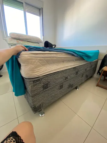 Vendo cama box com colchão de mola