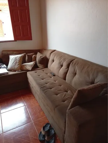 Vendo um sofá aveludado de canto,em formato de L