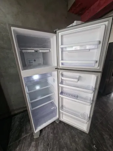 Geladeira Electrolux inox Frost Free DFX42 370litros (127volts)