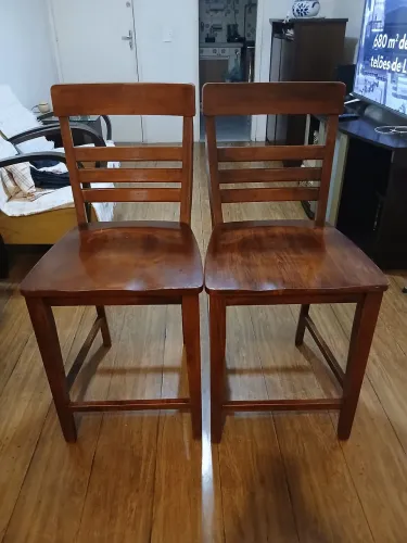 Vendo 2 lindas cadeiras tipo banquetas.