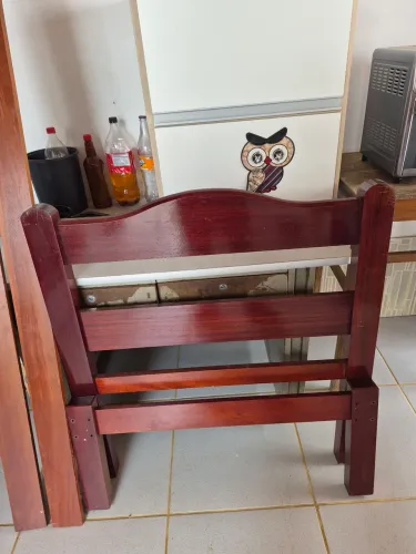 Cama de solteiro de madeira