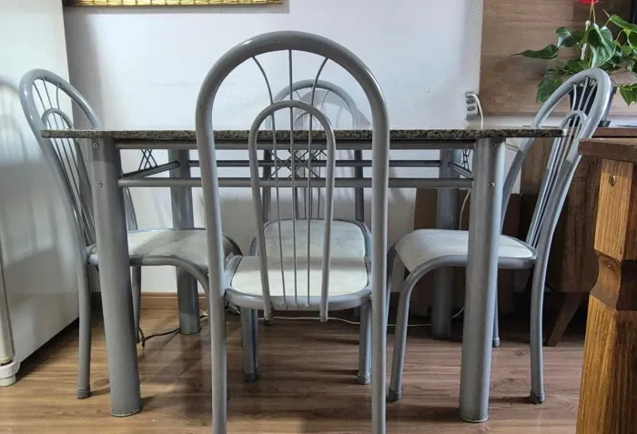 Mesa tampo granito 4 cadeiras