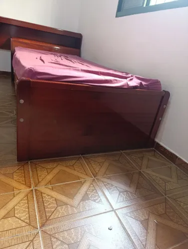Cama de solteiro com mesa tipo escrivaninha, em mogno.