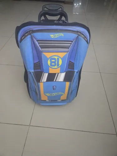 MOCHILA ESCOLAR 3D HOT WHEELS COM RODINHAS
