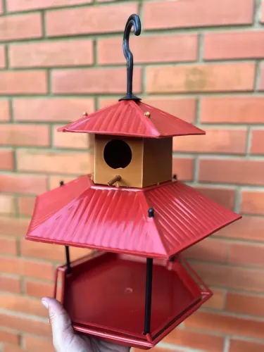 Comedouro com casinha para pássaros 