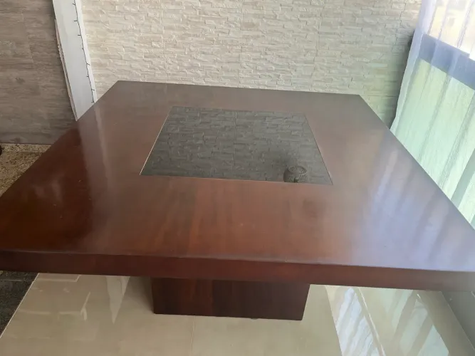 Vendo mesa 1.50 X 1.50 de madeira comprada no casa shopping 