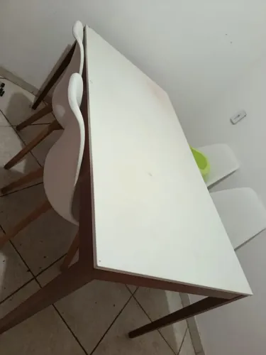 Mesa com 4 cadeiras