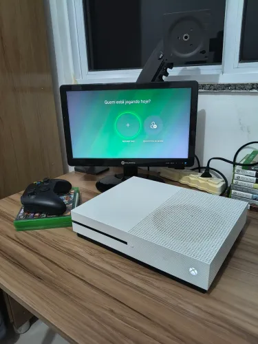XBOX ONE S 1TB + CONTROLE SÉRIES + JOGOS MÍDIA FÍSICA