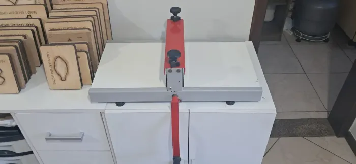 Maquina de corte e vinco com 38 facas semi novos
