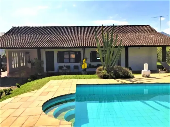 Casa à venda em Rio dos Cedros/SC com um terreno de 2.420 m²