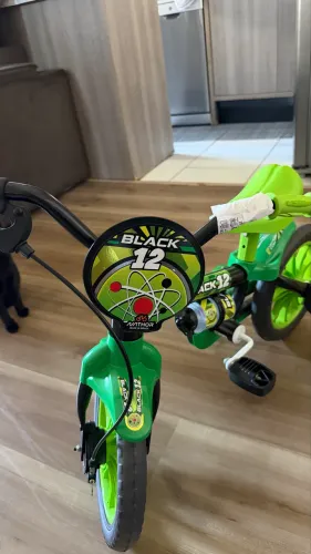 Bicicleta Infantil NOVA com rodinhas e Garrafa