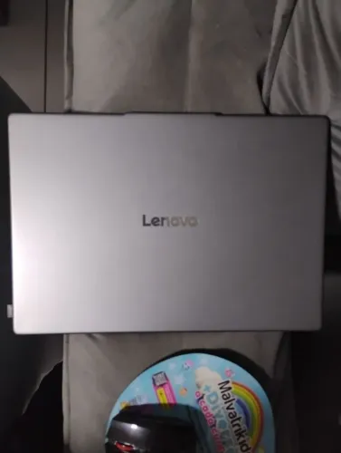 Notebook Lenovo semi novo não tem nenhum arranhão sequer!