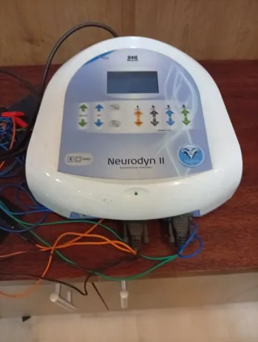 Aparelho para fisioterapia neurodyn II usado em clínicas de fisioterapia 