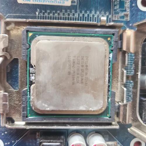 Placa mãe usada mais funcionando perfeitamente com ssd 32gb processador de 2.60 ghz