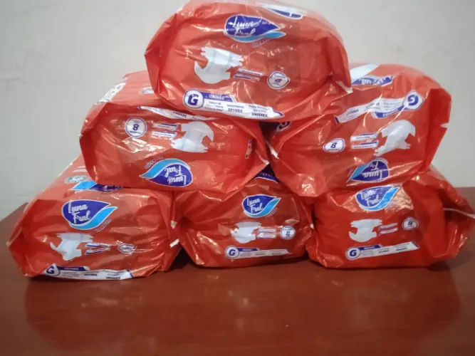 Cinco pacotes de fraldas descartáveis tamanho G adulto