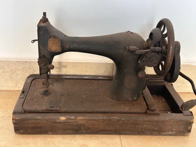 Máquina de Costura Antiga Vintage - Ideal para Decoração ou Restauração