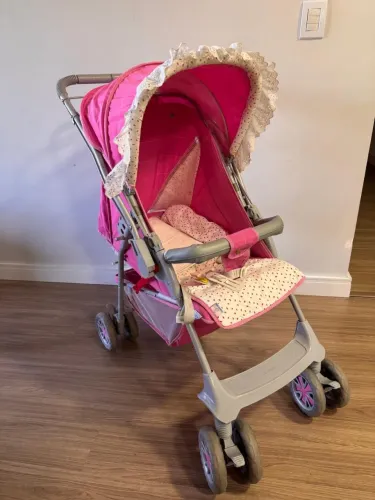 Carrinho de bebê rosa