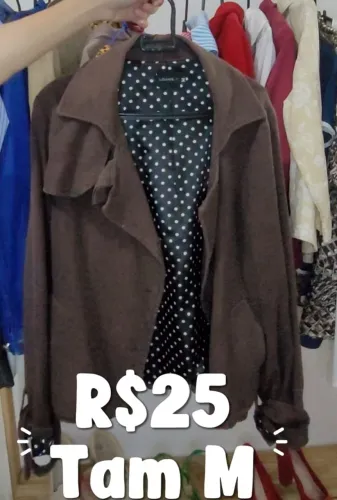 Casaco marrom com fundo preto e pintinhas brancas