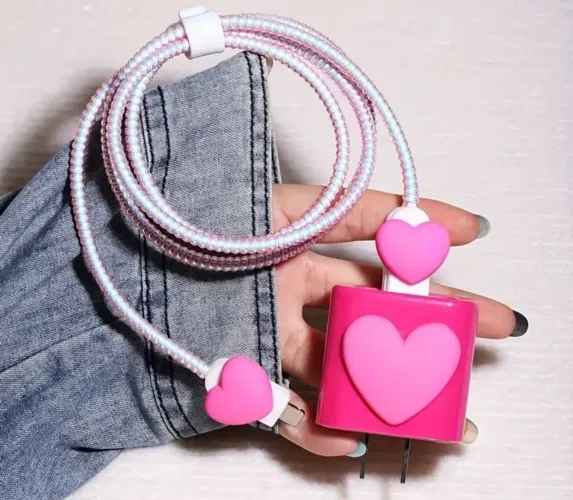 ? Capa Protetora para Carregador e Cabo de IPHONE com Coração Rosa ?