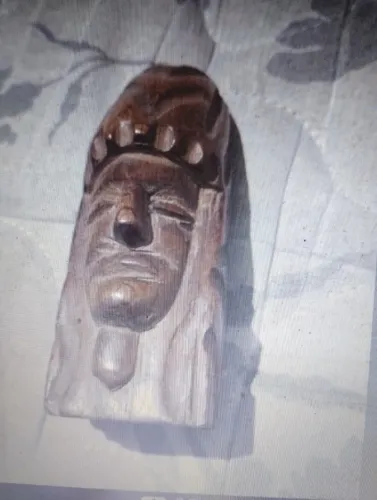 ESCULTURA EM MADEIRA DE LEI , RETRATANDO ROSTO MEDINDO 14 CM