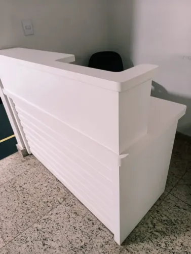 Balcão de recepção branco