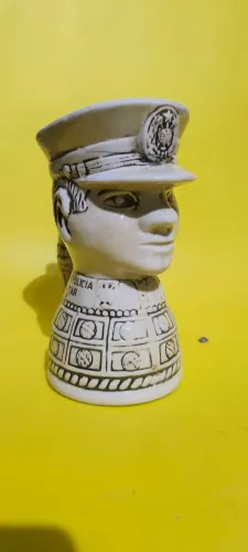 Caneca de Chopp em Louça Vintage - Formato de Policial - Ano 1973 - 17 cm