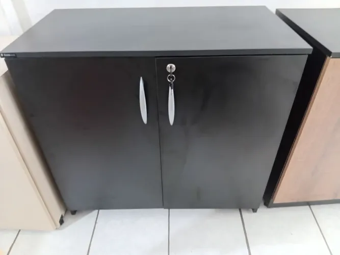 Armário com 2 portas para escritório