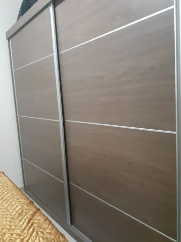 1 guarda roupa porta de correr