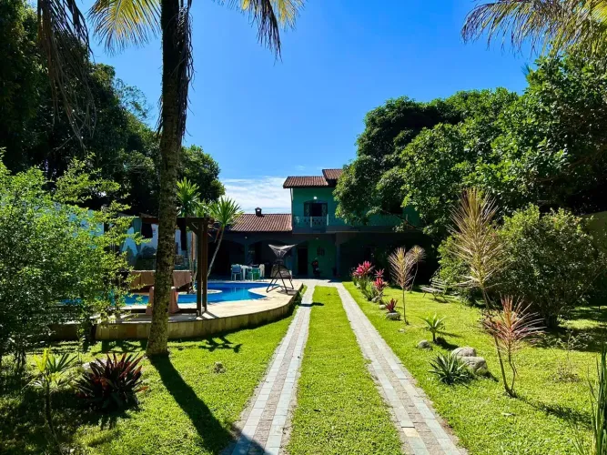Chácara com 3 quartos, piscina e área gourmet em Itanhaém.