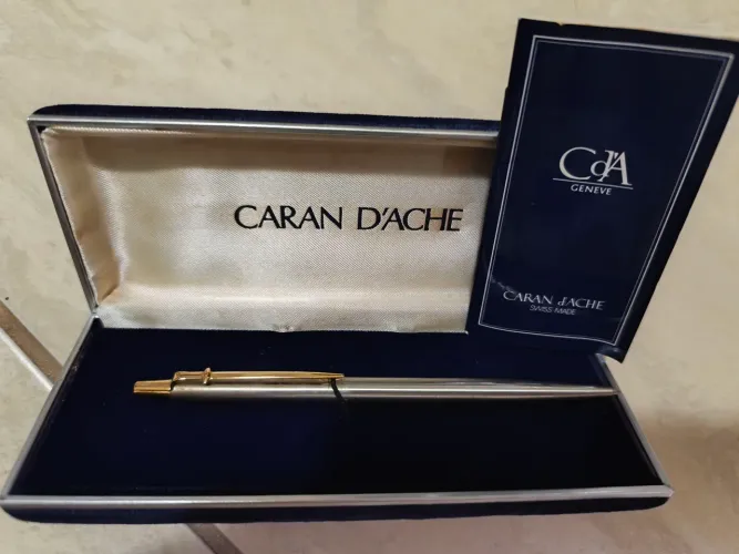 Caneta Esferográfica Caran D'Ache na Caixa c/ Manual e carga de tinta. Item Colecionador.!