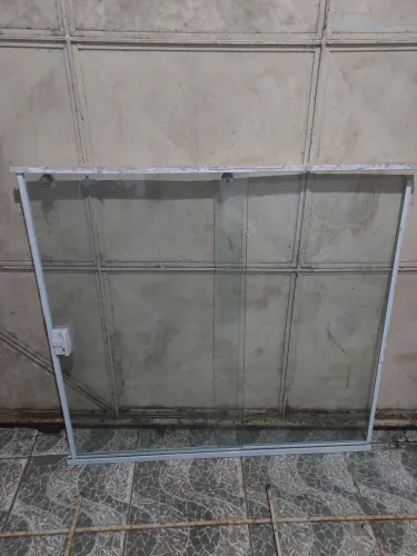 JANELA DE VIDRO COM UM LADO FIXO//R$200,00// MEDINDO:0,97X 0,92/0,88cm.